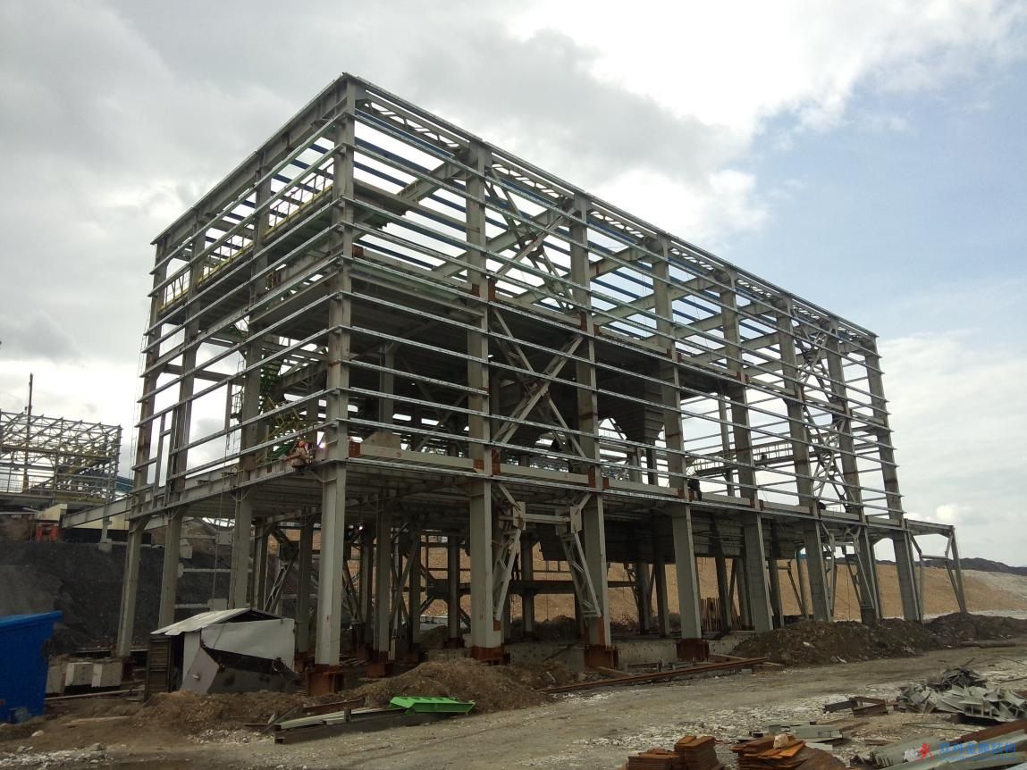 中國(guó)二十二冶金結(jié)公司俄羅斯鐵礦選礦廠精礦裝車站鋼結(jié)構(gòu)主體安裝結(jié)束